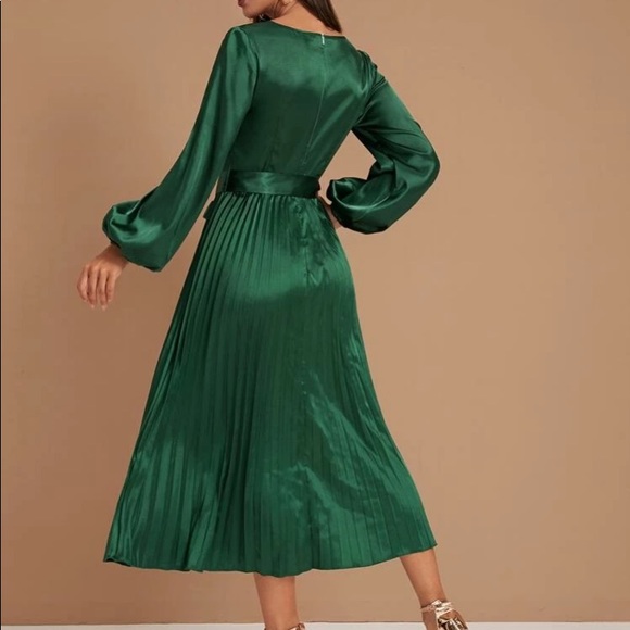 Green satin dress - Picture 3 of 11